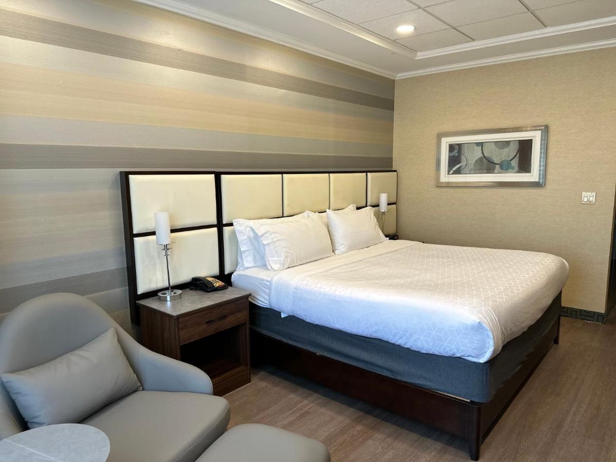Holiday Inn Plainview-Long Island By Ihg Exterior photo