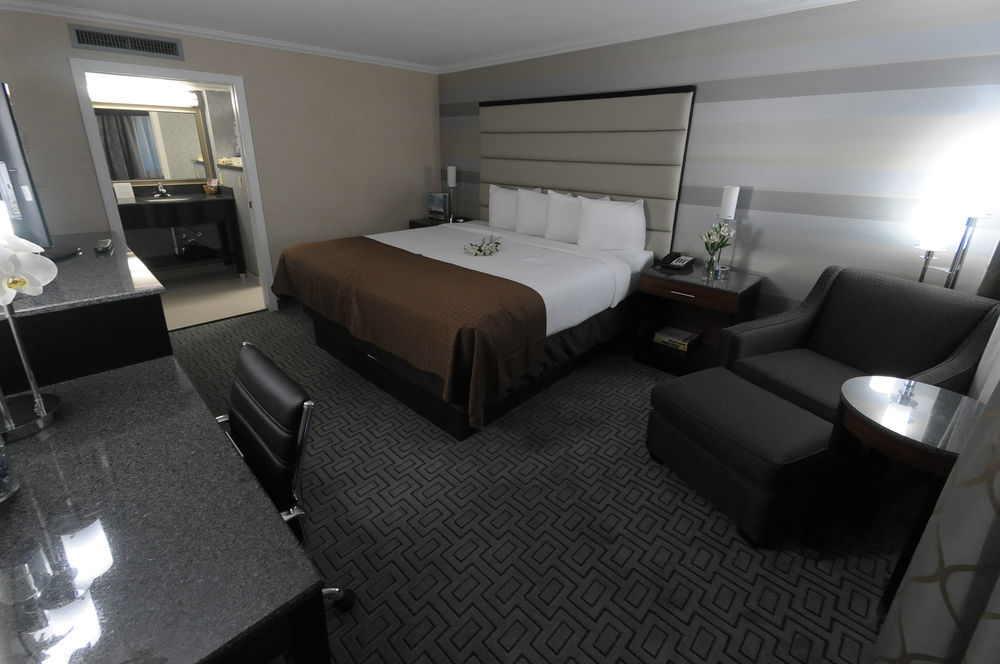Holiday Inn Plainview-Long Island By Ihg Exterior photo